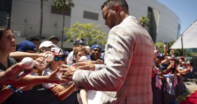 sports-world-reacts-to-troubling-adult-autograph-video-–-the-spun