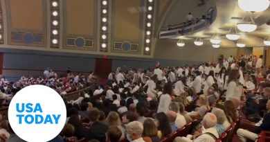 Medical students walk out of ceremony in protest of speaker | USA TODAY