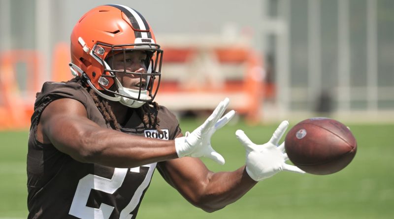 kareem-hunt-sitting-out-cleveland-browns-team-drills-as-he-seeks-a-new-contract-–-usa-today