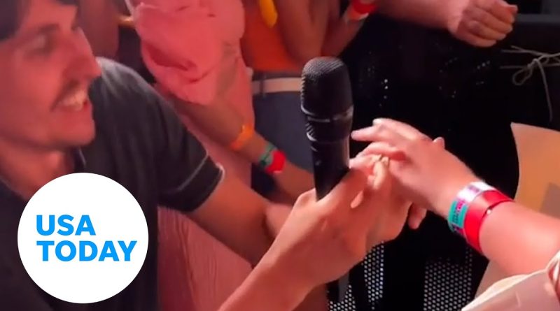 Fan proposes at Harry Styles' concert | USA TODAY