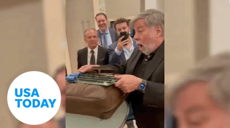 Apple co-founder Steve Wozniak reunites with computer he built in 1976 | USA TODAY